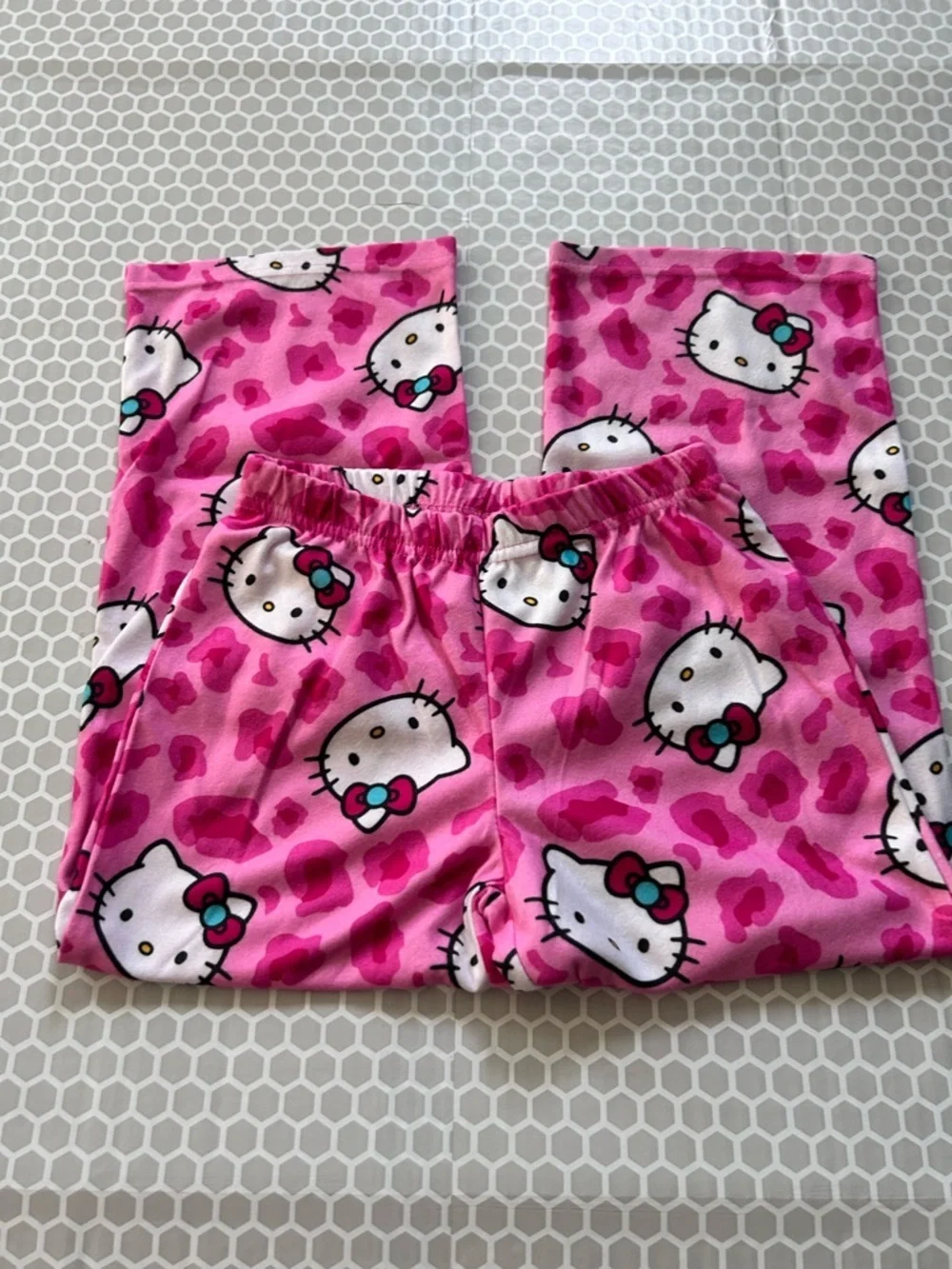 NWT Hello Kitty Pink Fuzzy Trim Girls' Pajama Set. Size 6
